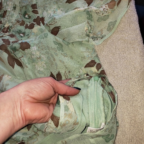 Beautiful top - Picture 3 of 4